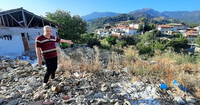Yıkılan ev 2 yıldır çöplük görüntüsü oluşturuyor