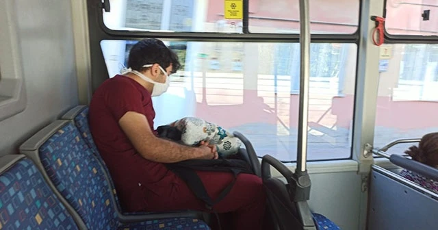 Yoğun mesai sonrası otobüste uykuya yenik düştü