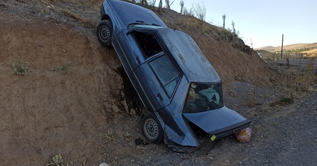 Yol kenarına çarpan otomobil şaha kalktı: 2 yaralı