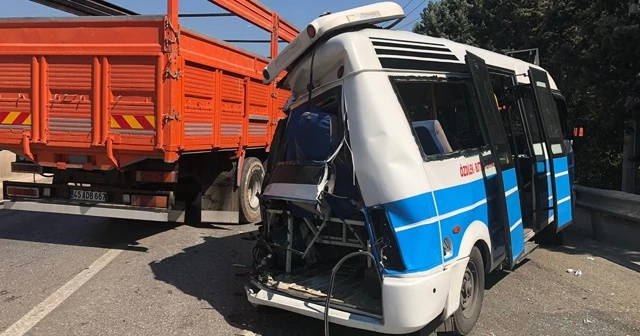 Yolcu otobüsü, yolcu minibüsüne çarptı