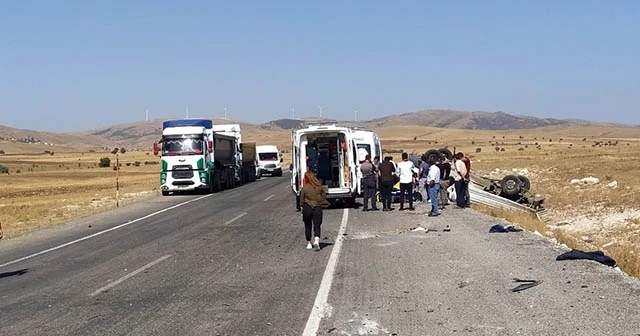 Yoldan çıkan kamyon devrildi, 1 ölü 1 yaralı