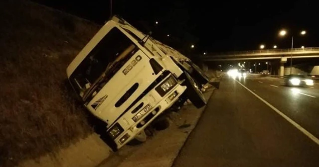 Yoldan çıkan kamyon su kanalına düştü