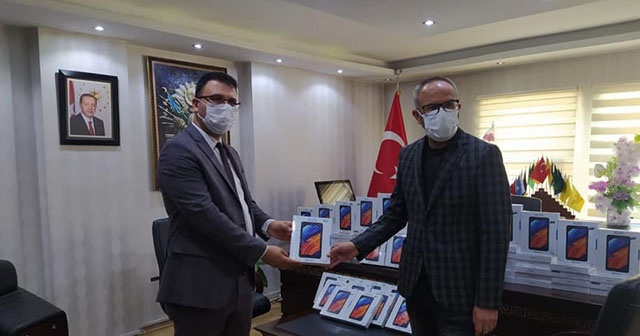 Aladağ&#039;da öğrencilere 100 tablet