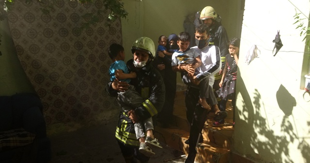 Alevlerin arasına atlayan genç 5 çocuğu kurtardı