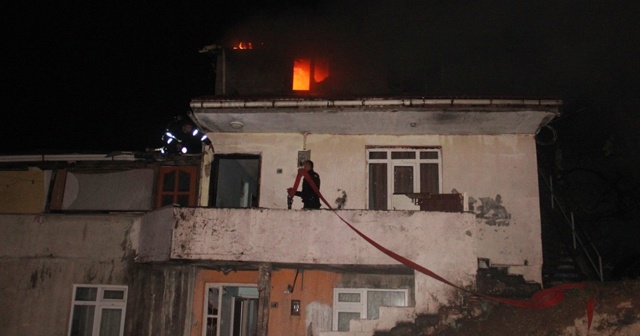 Alevlerin arasında kalan anne hastanede öldü, oğlu yaralandı