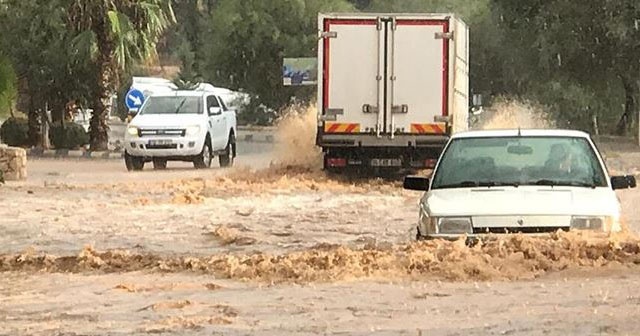 Antalya&#039;da sağanak ve rüzgar etkili oldu