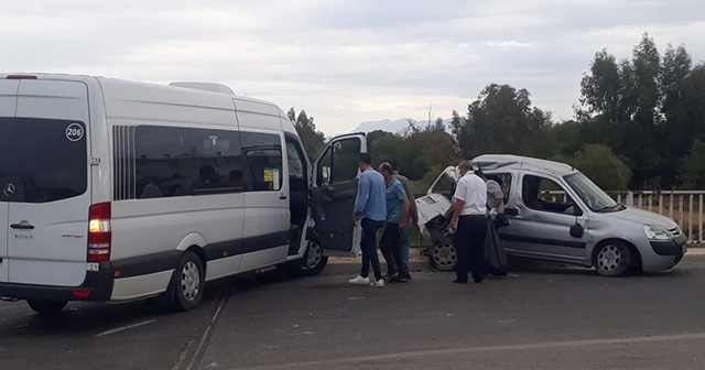 Antalya&#039;da servis aracı ve otomobil çarpıştı: 1 yaralı