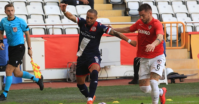 Antalyaspor&#039;da Sidney Sam hem attı, hem atıldı