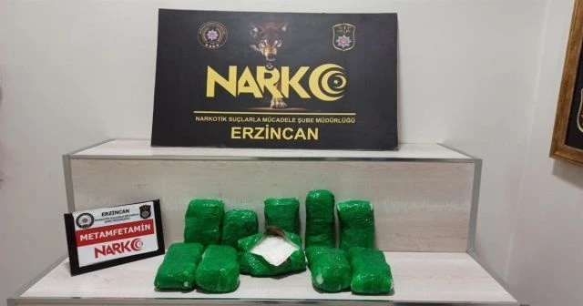 Aracın ön tamponuna zulalanmış 5 kilo 49 gram metamfetamin uyuşturucu ele geçirildi