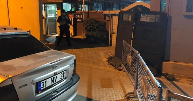 Arkadaşıyla iddiaya girdi, arabayı motosikletin üzerine sürdü