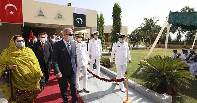 Bakan Akar’a Pakistan'da 'mehter' sürprizi
