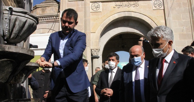 Bakan Kurum, Erzincan’da Terzibaba Türbesini ziyaret etti