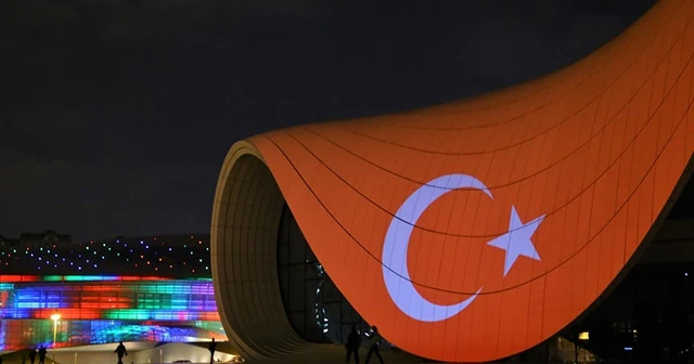 Bakü'nün ünlü yapılarına Türk bayrağı yansıtıldı
