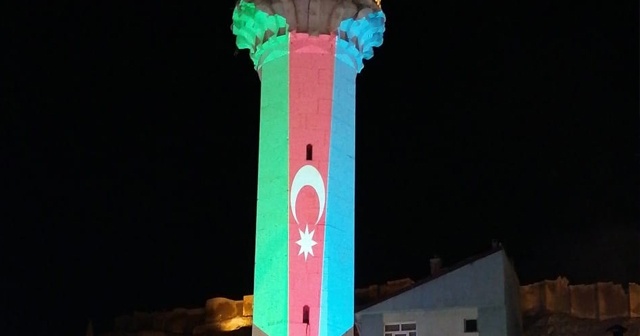 Bayburt Saat Kulesi Azerbaycan bayrağı renklerine büründü