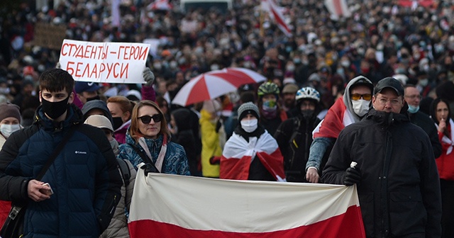Belarus&#039;ta protestocular ile polis arasında arbede