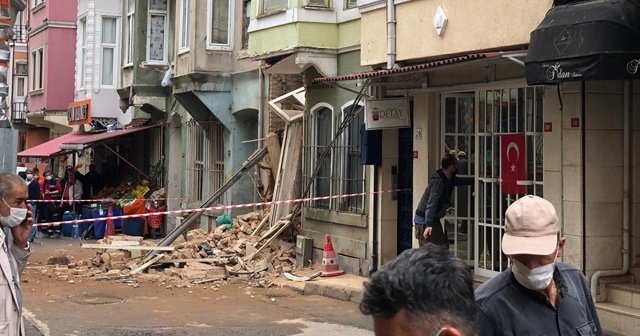 Beyoğlu&#039;nda 3 katlı binada çökme