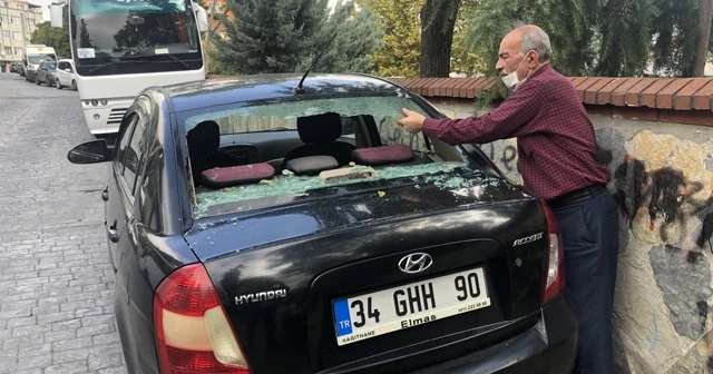 Beyoğlu&#039;nda park halindeki 4 aracın camını çekiçle kırdılar