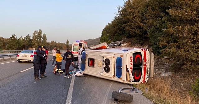 Bilecik&#039;te ambulans çekiciye çarptı: 2 yaralı