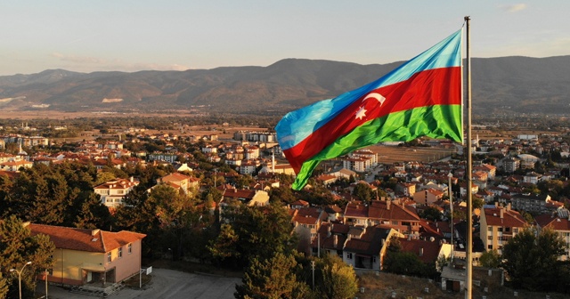 Bolu’da 100 metrekarelik bayrakla Azerbaycan’a destek