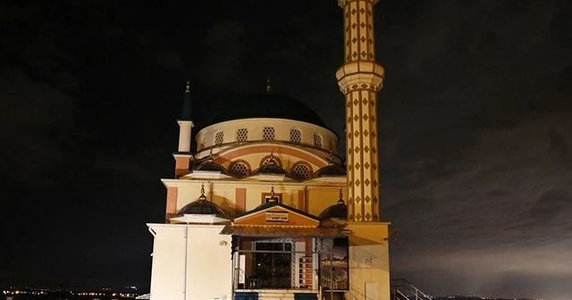 Camiye yıldırım düştü