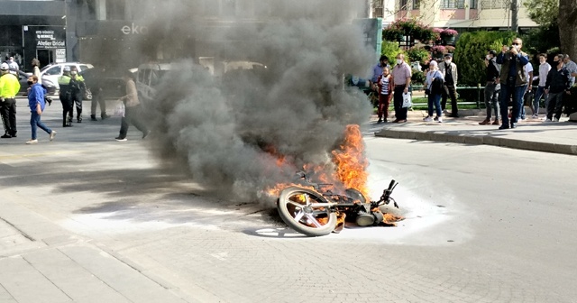 Cezaya sinirlenip motosikleti ateşe verdi