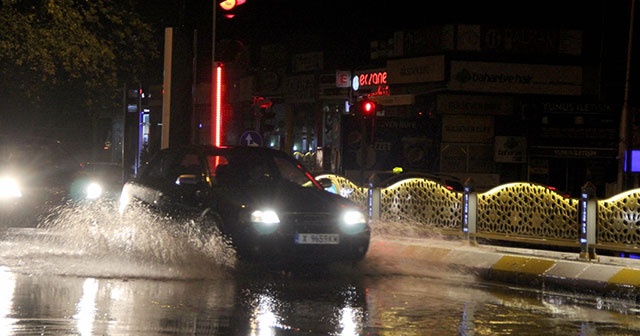 Edirne&#039;de gök gürültülü sağanak etkili oluyor