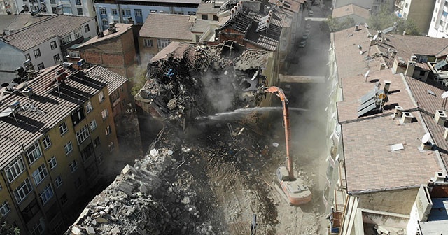 Elazığ&#039;da deprem sonrası harabeye dönen 10 bin konut yıkıldı