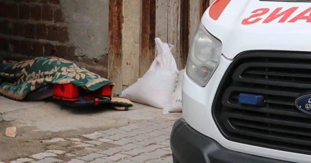 Evinin odunluğunda ölü bulundu