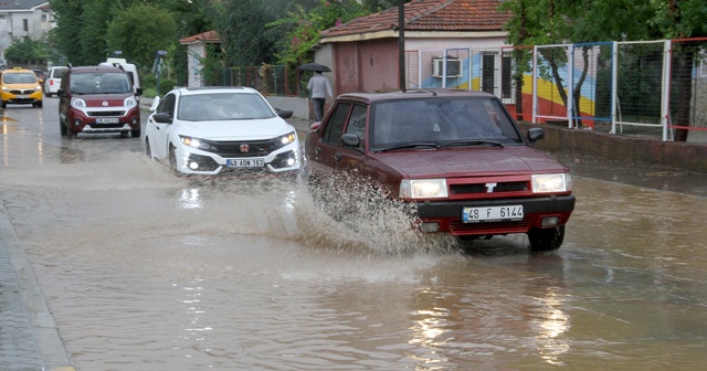 Fethiye’de etkili olan yağış vatandaşlara zor anlar yaşattı