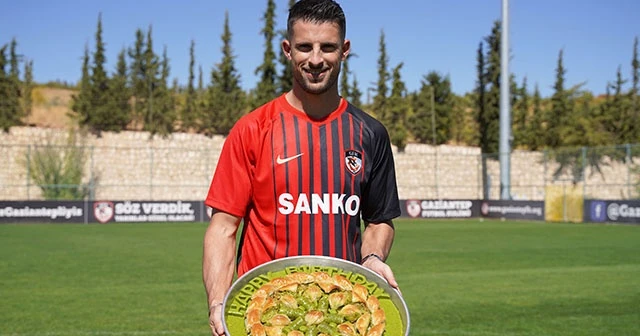 Gaziantep FK, Kevin Mirallas&#039;ı baklava ile karşıladı