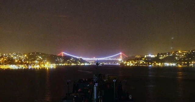 Gemilerin İstanbul Boğazı'nda masalsı yolculuğu