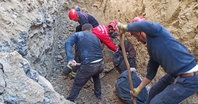 Göçük altında kalan baba oğul hayatını kaybetti