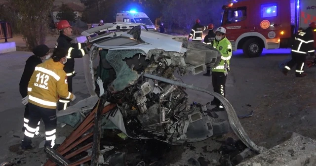 Hafif ticari araç demir korkuluğa saplandı: 1 ölü, 2 ağır yaralı