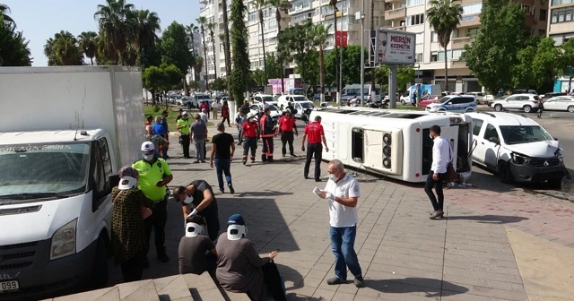 Hafif ticari aracın çarptığı yolcu minibüsü devrildi: 3 yaralı