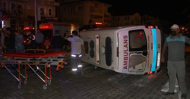 Hafif ticari araçla çarpışan ambulans devrildi: 6 yaralı