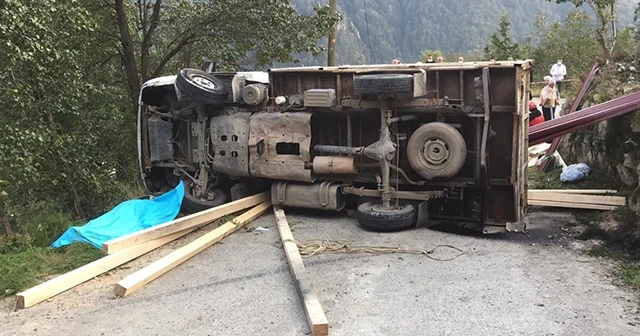 Hafriyat yüklü kamyon devrildi: 1 ölü, 2 yaralı