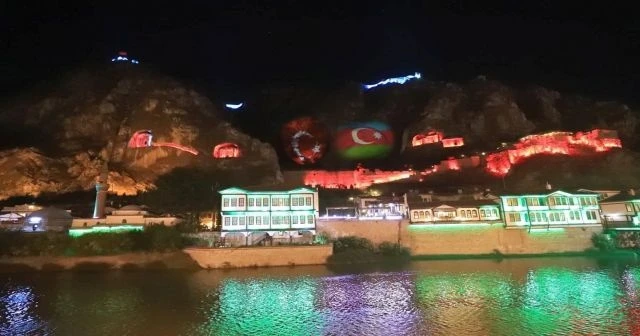 Harşena Dağı kırmızı, yeşil ve mavi renklere büründü