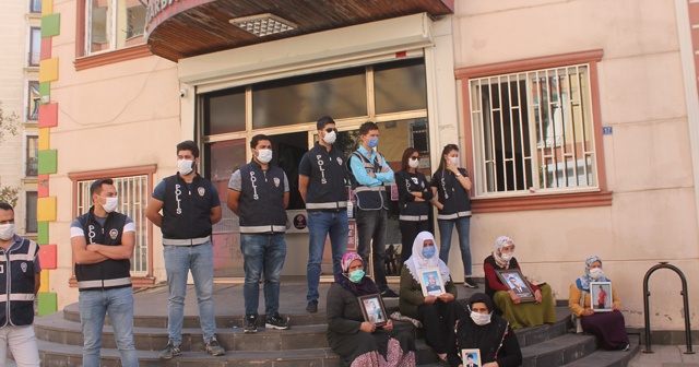 HDP önündeki ailelerin evlat nöbeti direnişi 406&#039;ncı gününde