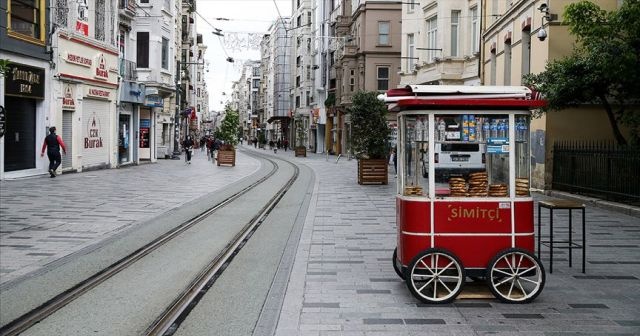 İBB, Taksim Meydanı ve İstiklal Caddesi&#039;ndeki tezgahların işgaliye izinlerini iptal etti