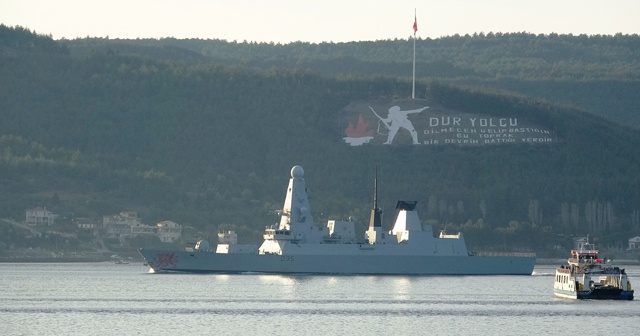 İngiliz savaş gemisi Çanakkale Boğazı’ndan geçti