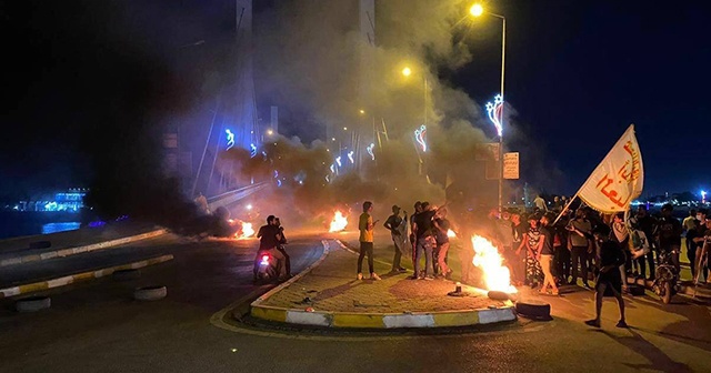 Irak’ta protestocular siyasi parti binalarını ateşe verdi