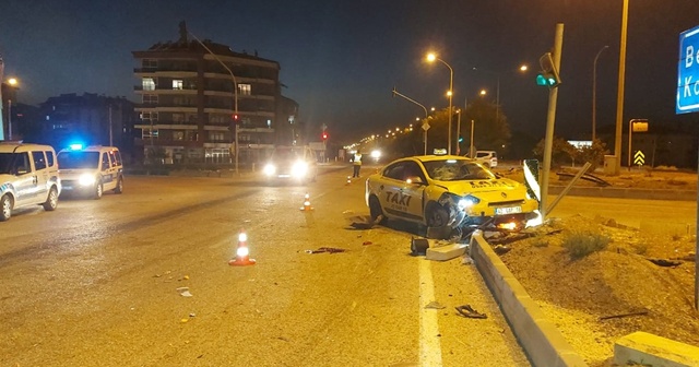 Isparta&#039;da ticari taksiyle motosiklet çarpıştı: 1 ölü, 3 yaralı