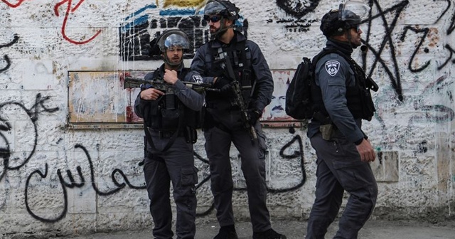 İsrail güçlerinden Filistinli polislere gözaltı
