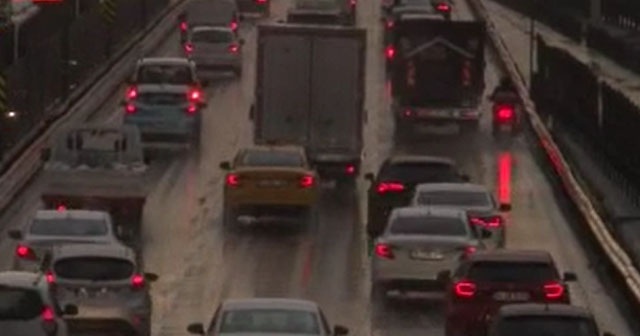 İstanbul’da yağmur trafiği felç etti