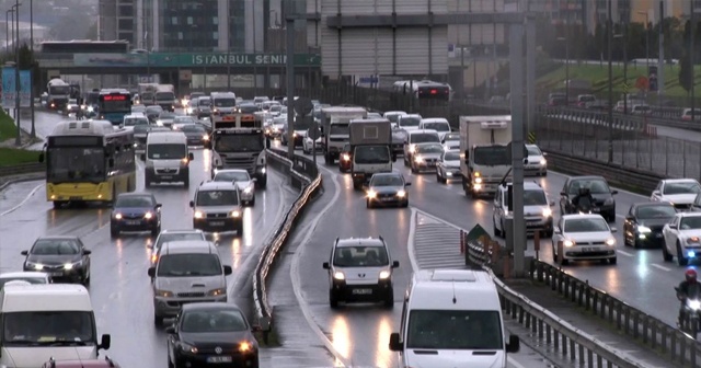 İstanbul trafiğinde sağanak yağmur yoğunluğu