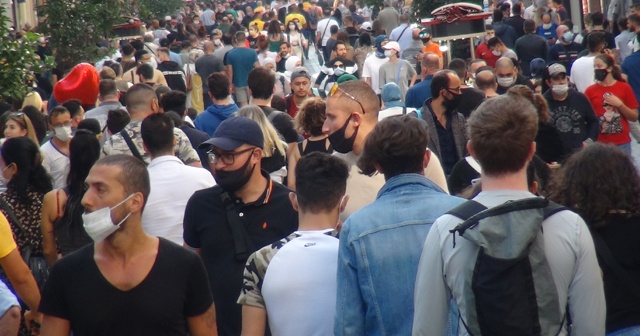 İstiklal Caddesi’nde insan seli