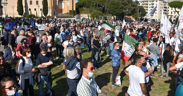 İtalya&#039;da hükümetin Kovid-19 tedbirleri tartışma konusu oldu