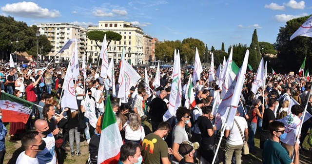 İtalya&#039;da Kovid-19 tedbirlerine protesto