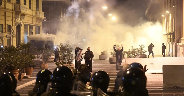 İtalya’da sokağa çıkma yasağı protesto edildi