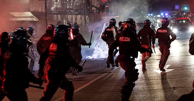 İtalya’da sokağa çıkma yasağına karşı protestolar devam ediyor